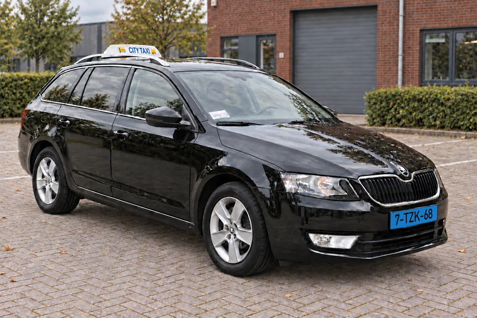 Zwarte Škoda personenauto van City Taxi met taxidaklicht.