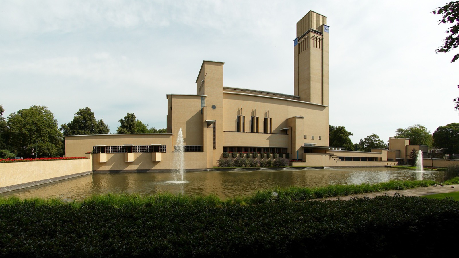 Het Raadhuis van Dudok in Hilversum met de vijver en fontein op de voorgrond.