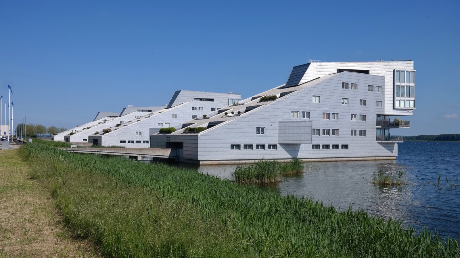 De appartementengebouwen De Sfinxen aan het Gooimeer bij Huizen.