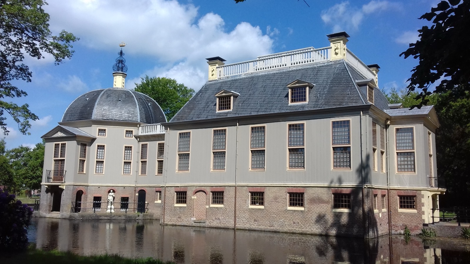 Buitenplaats Trompenburgh in 's-Graveland, van dichtbij gezien met het water rond het huis.