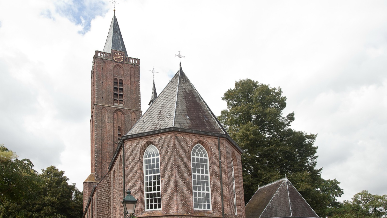 De Oude Kerk van Soest met haar bakstenen toren, gezien vanaf de koorzijde.